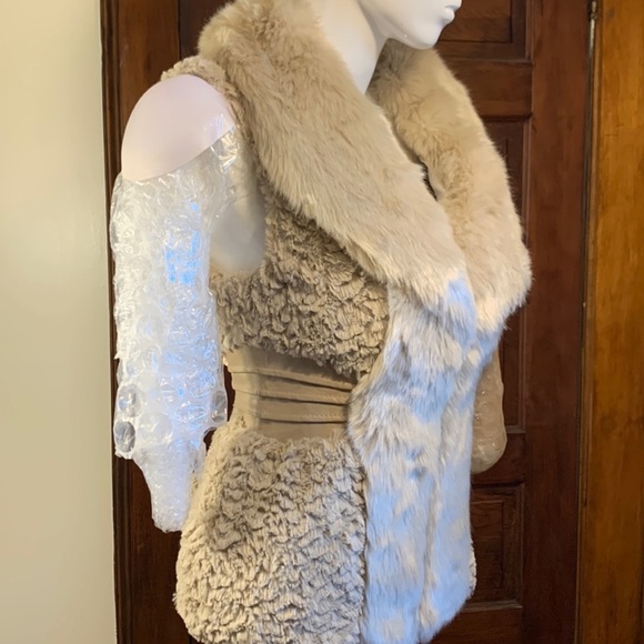 Coalition Jackets & Blazers - 🎉Faux Fur Zip Up Vest with Banded Waist and Stand Our Collar Fully Lined Sz Med